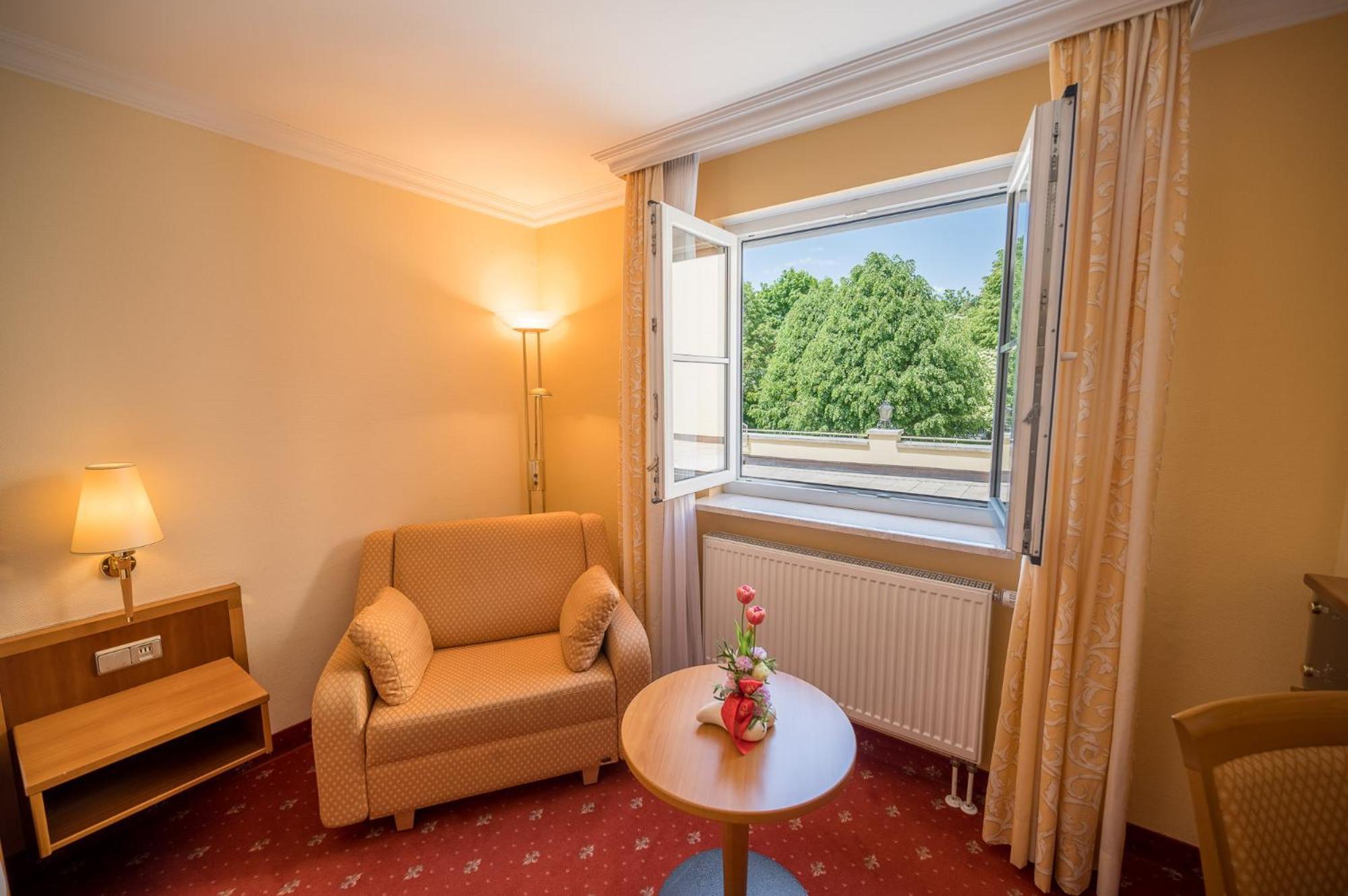 Hotel am Schlosspark Zum Kurfürst Oberschleißheim Exterior foto