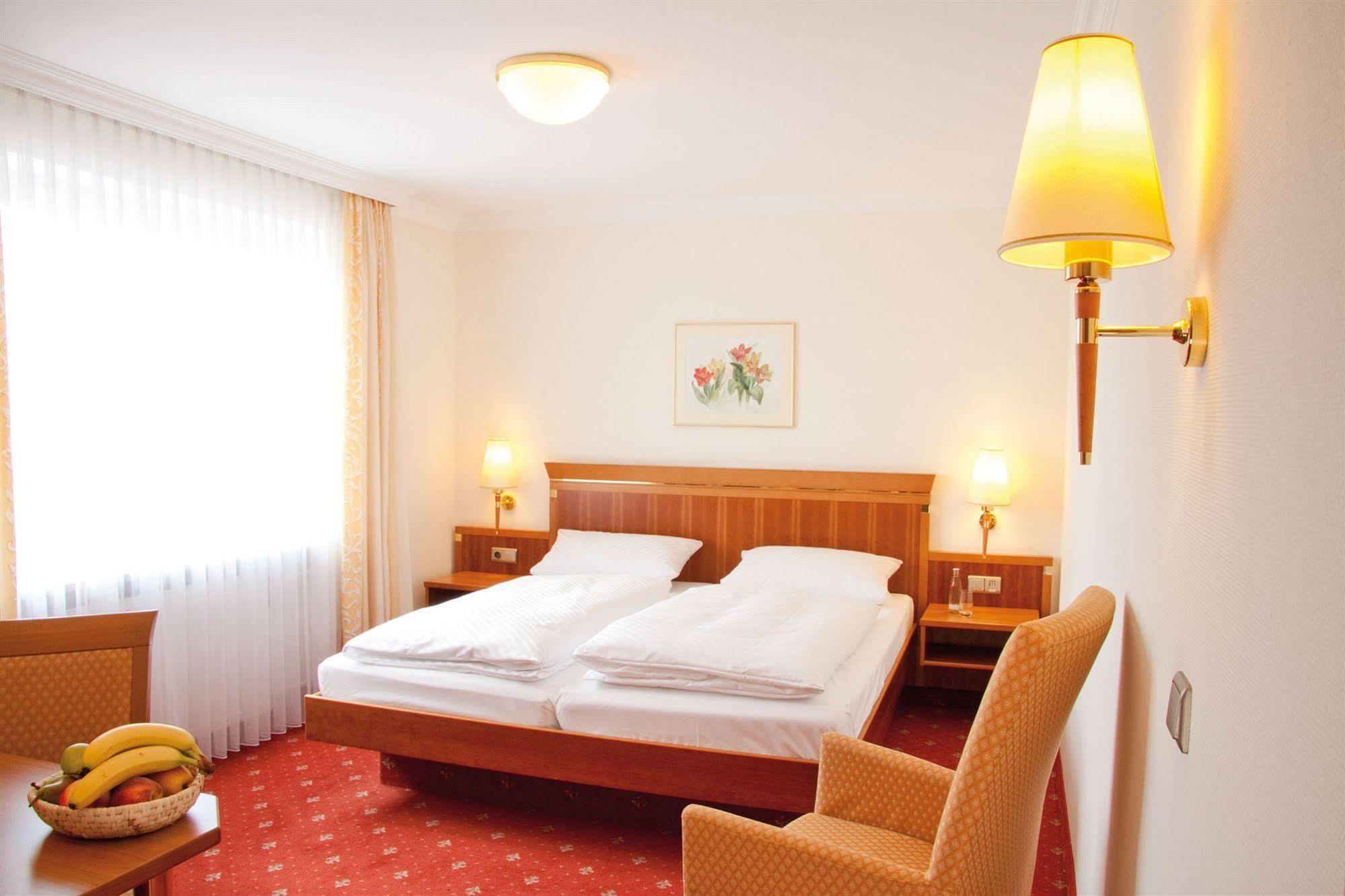Hotel am Schlosspark Zum Kurfürst Oberschleißheim Exterior foto